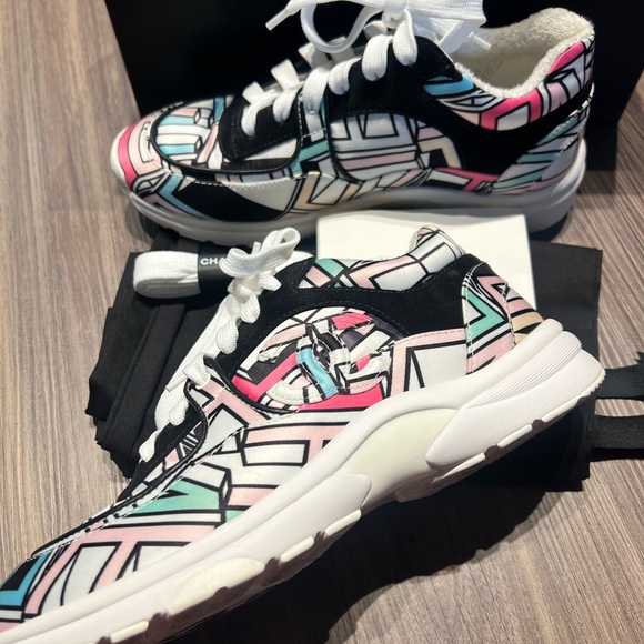 Great condition. Bought in Dubai. Comes with dust bags, extra laces and box. - Picture 3 of 7